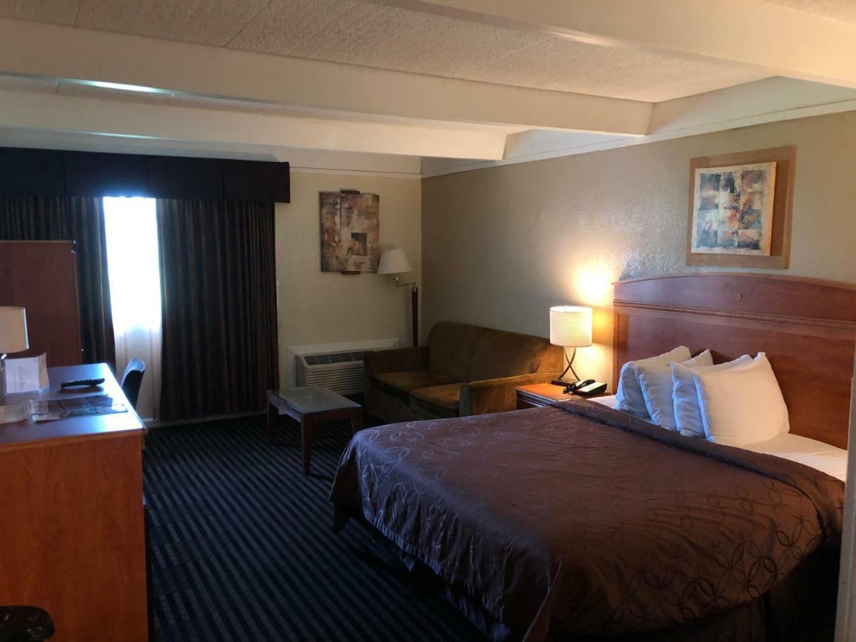 Lexington Inn & Suites-Elgin Buitenkant foto